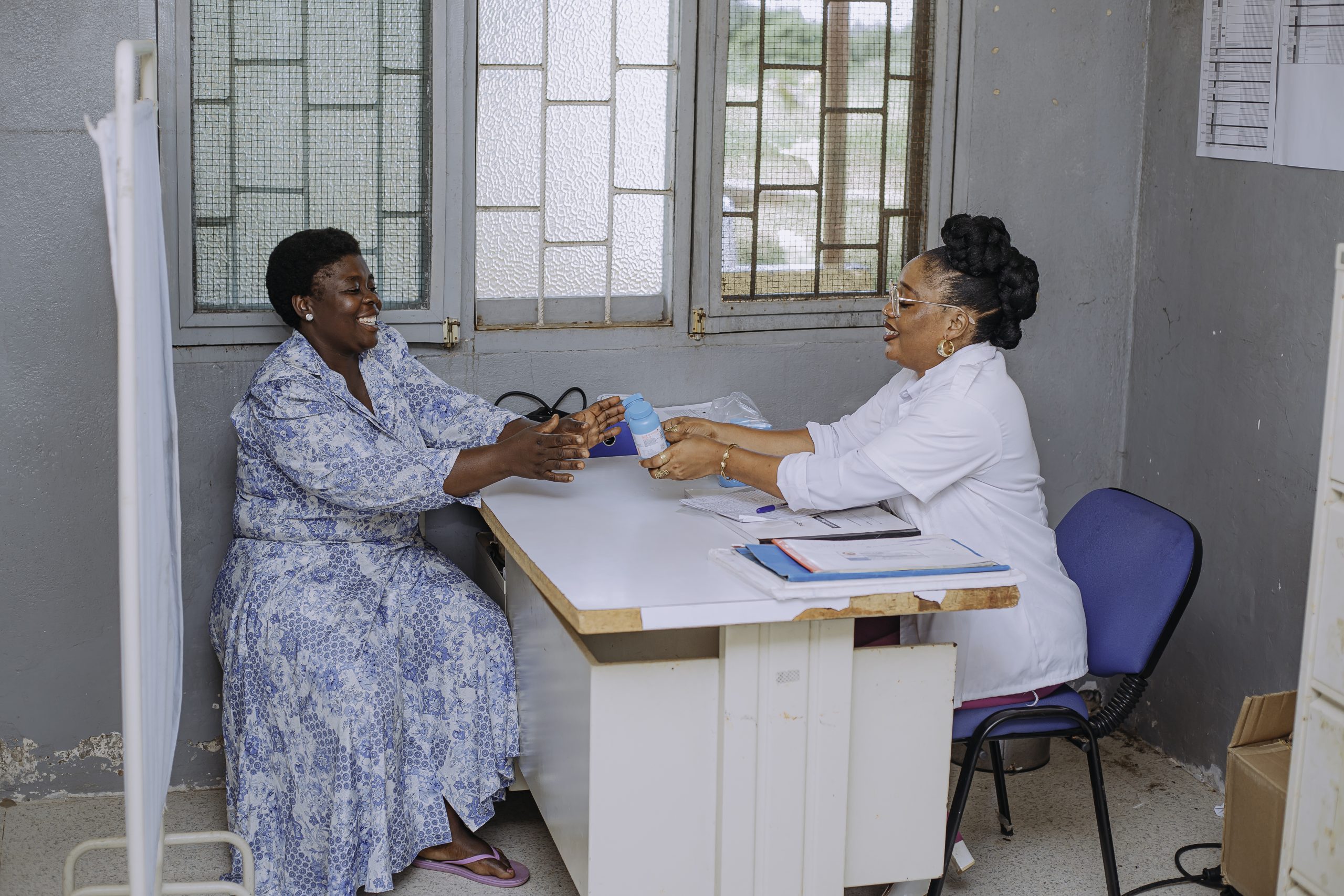 Photo 1 Ruquina Cunfersso receives her medication for the next six months from Clinical Officer Cremilde Macuelia at Macuse Health Center, one of the 100 health facilities in Zambézia offering this life-changing treatment option with support from C-Saúde. Photographer: Solina Ribeiro